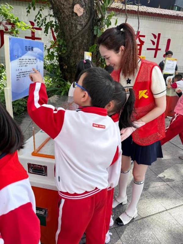 打開車門就是課堂！科普車帶你“沉浸式”玩轉(zhuǎn)科學(xué)——福州科技館科普大篷車走進福州市新店中心小學(xué)