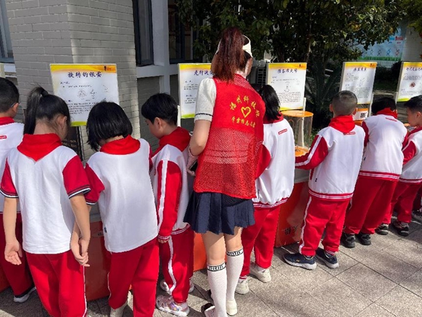 打開車門就是課堂！科普車帶你“沉浸式”玩轉(zhuǎn)科學(xué)——福州科技館科普大篷車走進福州市新店中心小學(xué)
