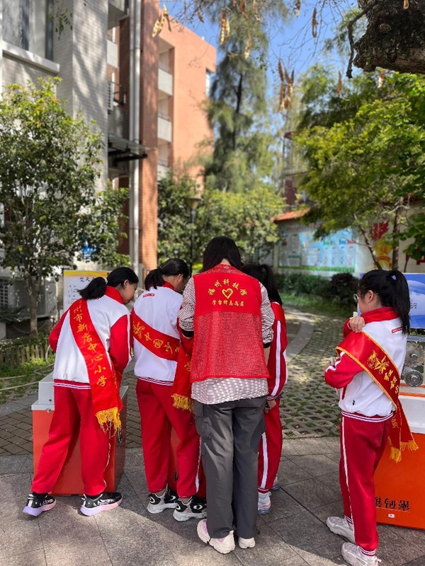 打開車門就是課堂！科普車帶你“沉浸式”玩轉(zhuǎn)科學(xué)——福州科技館科普大篷車走進福州市新店中心小學(xué)
