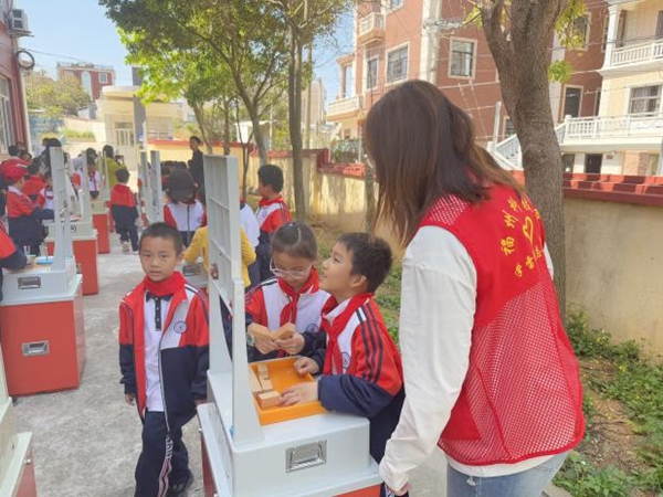 探索科學(xué)奇妙，助力青少年科創(chuàng)——福州科技館科普大篷車(chē)走進(jìn)福清市東瀚蓮峰小學(xué)