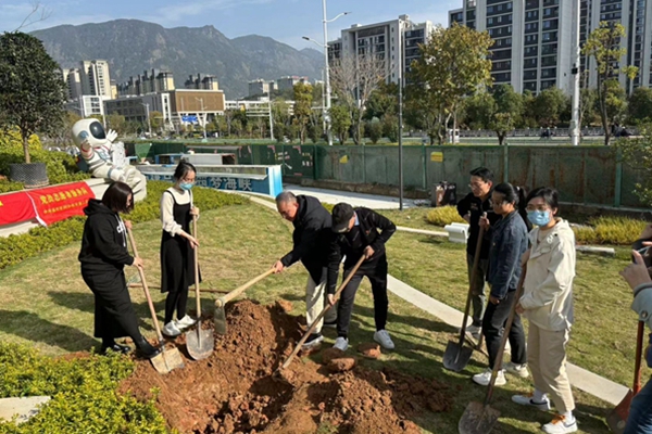 市科協(xié)機(jī)關(guān)二支部開展“黨建引領(lǐng)添新綠，科普為民促發(fā)展”植樹護(hù)綠活動